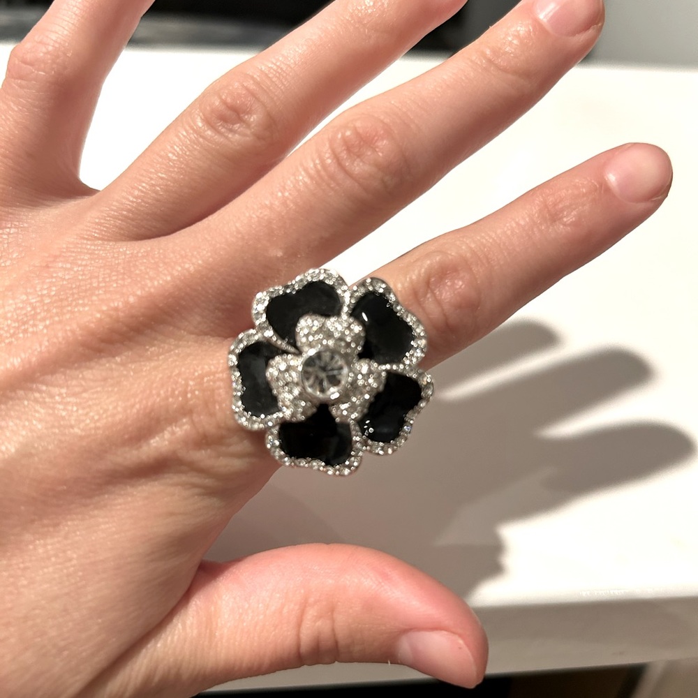 Lia Sofia size 7 statement flower ring